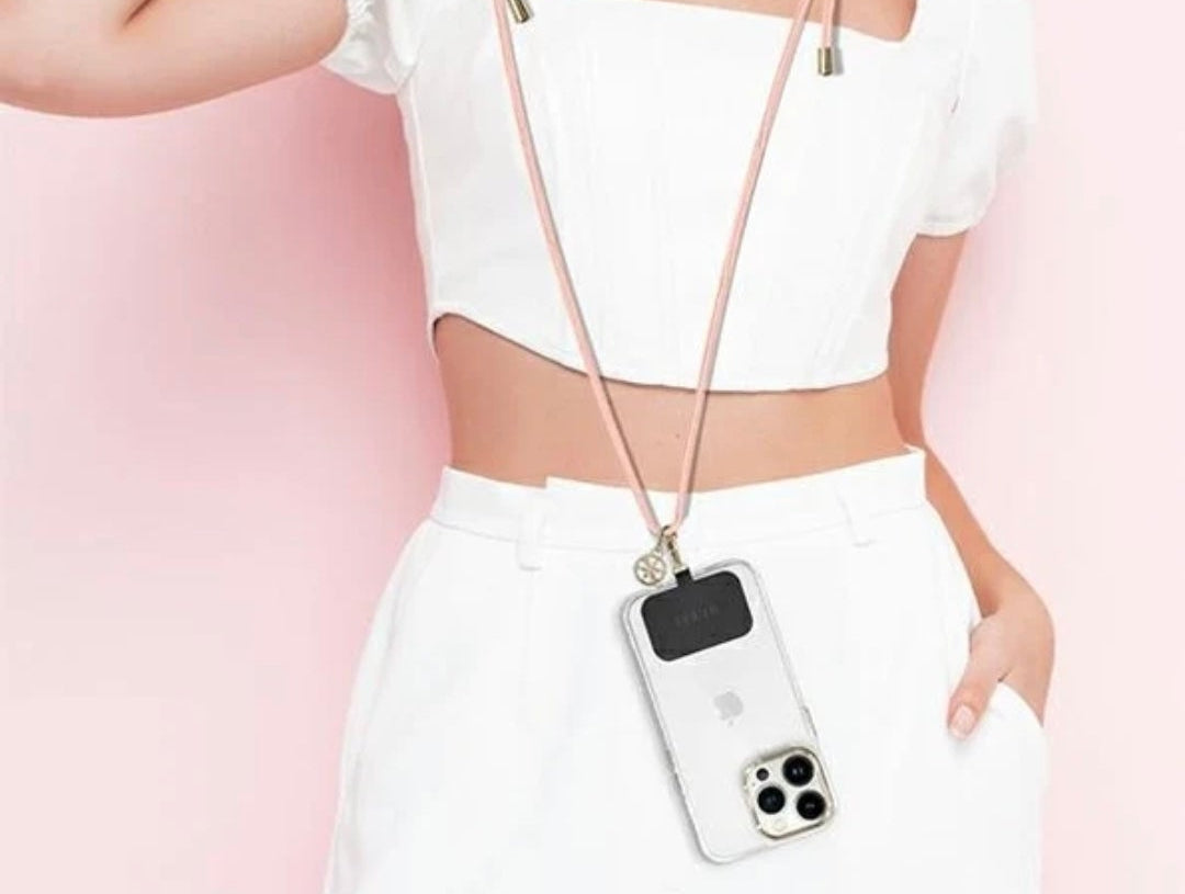 GUESS Universal CBDY Cord – Verstellbarer Handygurt in Pink
💗 Stylisch, praktisch und elegant – dein Smartphone immer griffbereit!
Mit dem GUESS Universal CBDY Cord Handygurt in Pink kombinierst du modisches Design mit praktischem Komfort. Der hochwert